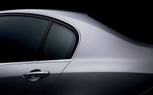 
La dcoupe des surfaces vitres  larrire, ainsi que les lignes de cette partie arrire voquent la Peugeot 407 sous certains angles, certainement  cause du coffre assez haut sur larrire.
 